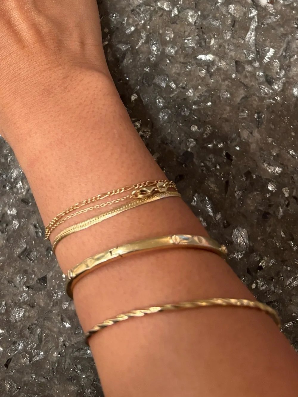 10K yellow gold twisted bangle - Picture 4 of 4
